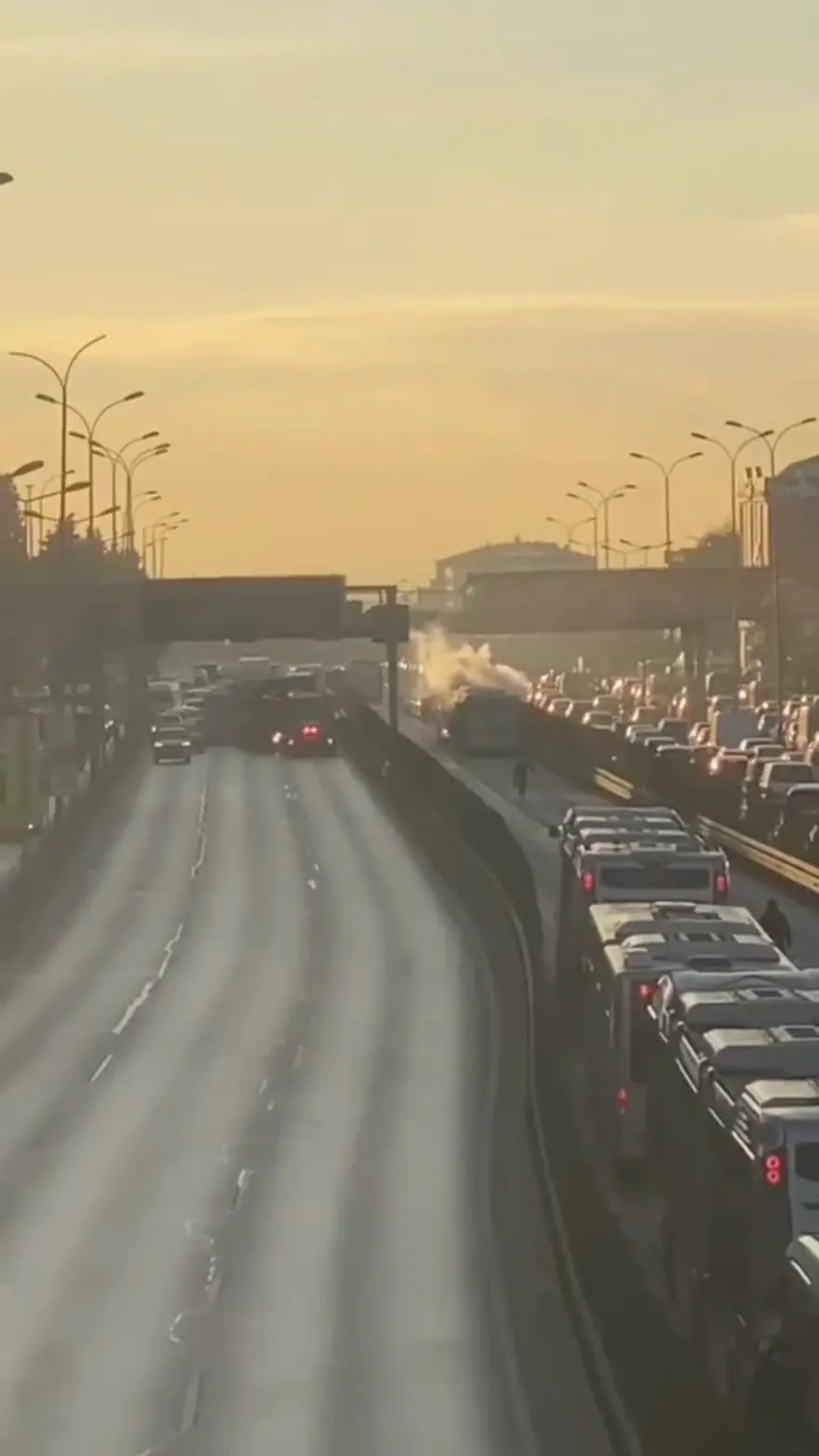 Avcılar'da 12 saat arayla iki metrobüs yangını 5