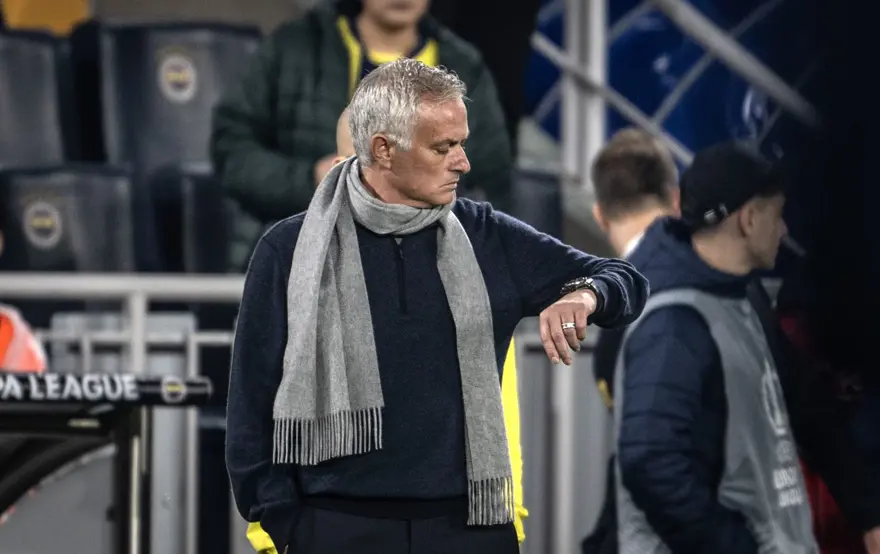 Fenerbahçe Avrupa'da Athletic Bilbao'ya mağlup oldu: Mert Müldür'e kırmızı kart 9 Fenerbahçe Avrupa'da Athletic Bilbao'ya mağlup oldu: Mert Müldür'e kırmızı kart 9