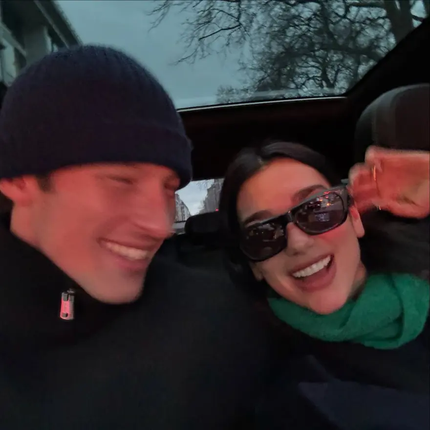 Dua Lipa evleniyor! Ünlü şarkıcı, Callum Turner ile nişanlandı 3