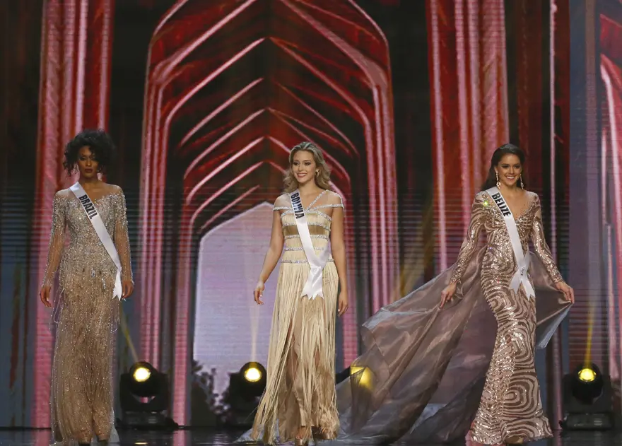 Miss Universe yarışmasında kıyafetler de yarışıyor 26