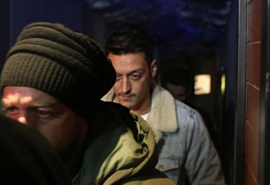 Mesut Özil ile Amine Gülşe İstanbul'a ev bakmaya geldi 3
