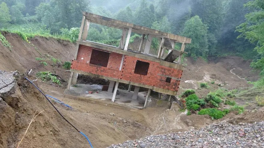 Rize'de 3 katlı bina heyelanda sürüklendi 10 Rize'de 3 katlı bina heyelanda sürüklendi 10