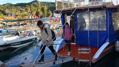 Eğitim için 5 kilometrelik yolculuk: Okula gitmek için tekneyle denizi geçiyorlar
