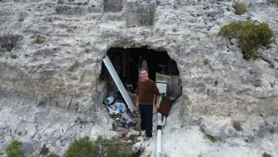 55 yaşındaki adam 2 yıldır mağarada yaşıyor: "3 ay önce yatağımda yılan vardı"