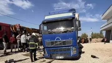 Patlayan lastiği değiştirmek isterken TIR'ın altında kaldı