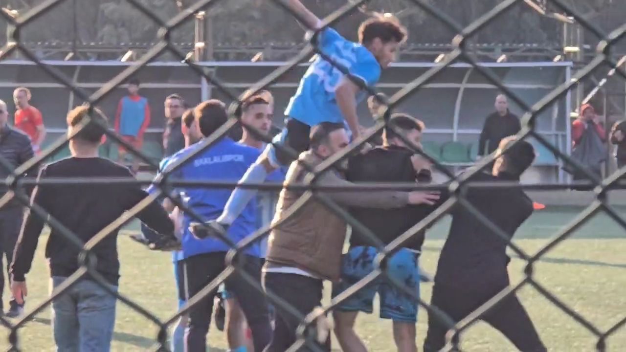 Maçta saha bir anda karıştı, tekme ve yumruklar havada uçuştu