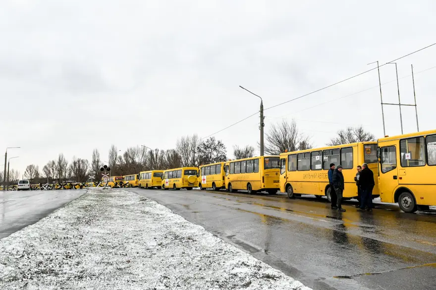 Otobüsler Mariupol'deki sivillerin tahliyesi için hazır bekliyor 3