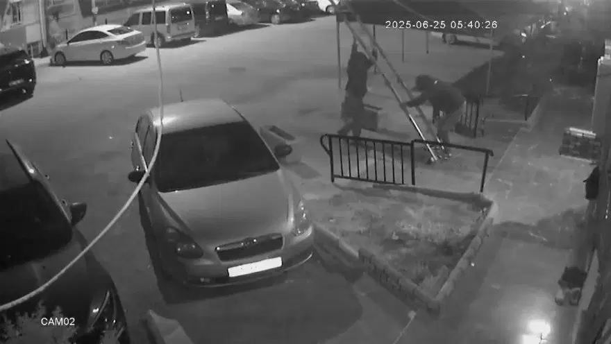 Merdivenli hırsızlar kamerada: Altınları ve dolarları alıp kaçtılar 1