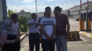 "Hero" yazılı tişörtle duruşma salonuna girmek istedi, gözaltına alındı