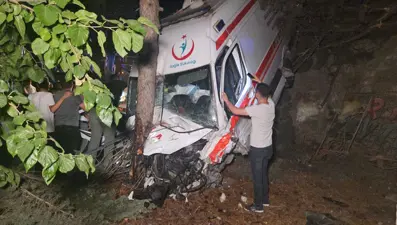 Ambulans kamyonetle çarpışıp bahçeye uçtu: 1 ölü, 5 yaralı