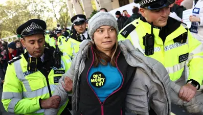 Greta Thunberg gözaltına alındı: Bedenlerimizi ortaya koymaktan başka şansımız yok