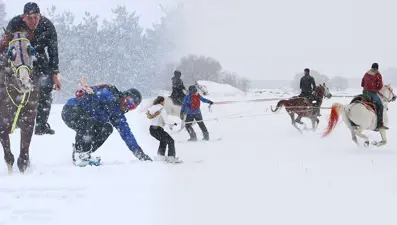Erzurum'da dört nala kayak ve snowboard keyfi
