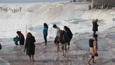 Pamukkale kış mevsiminde de turist çekiyor