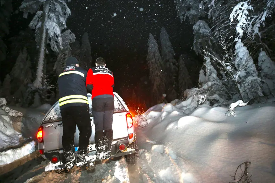 Düzce'de yaylada araçları kara saplanarak kalan 4 kişiye güçlükle ulaşıldı 9 Düzce'de yaylada araçları kara saplanarak kalan 4 kişiye güçlükle ulaşıldı 9