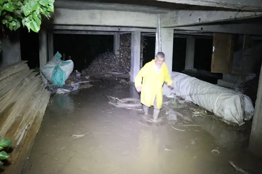 Erzurum'da sel bir mahalleyi yıktı geçti! 10 evde ağır hasar var 