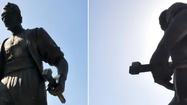 Madenci heykelindeki kazma çalındı