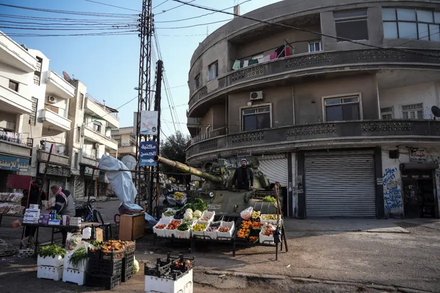 Suriyeli esnaf Esad'ın tanklarını manav tezgahına çevirdi 2 Suriyeli esnaf Esad'ın tanklarını manav tezgahına çevirdi 2