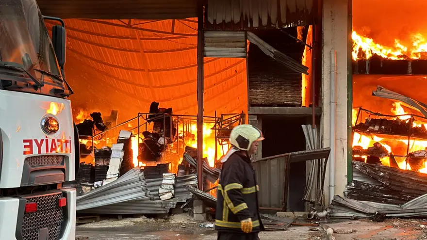 Adana'da kırtasiye malzemeleri bulunan depoda yangın: 3 iş yeri zarar gördü 6 Adana'da kırtasiye malzemeleri bulunan depoda yangın: 3 iş yeri zarar gördü 6