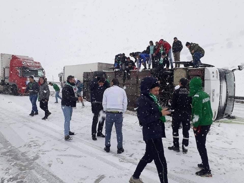 Bursaspor taraftarını taşıyan otobüs Erzurum'da devrildi