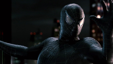 Örümcek Adam eski kıyafetlerini satıyor