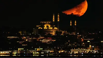 İstanbul'da muhteşem yarım ay manzaraları