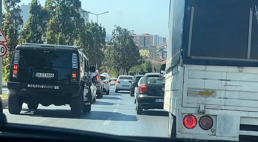 Kartal’da düğün konvoyu tepkisi | Trafiği durdurup, tek tekerüstünde gittiler 6 Kartal’da düğün konvoyu tepkisi | Trafiği durdurup, tek tekerüstünde gittiler 6