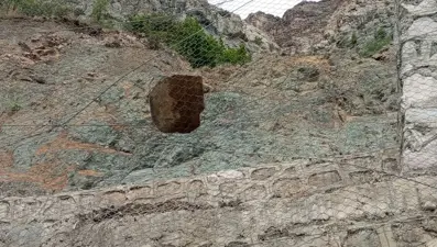 Her yağmur sonrası aynı korkuyu yaşıyorlar: Evlere zarar veriyor