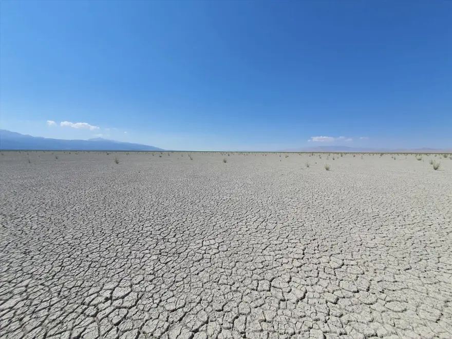 "YÜZEY FAYLANMALARI GÖLÜ TEHDİT EDİYOR" 7