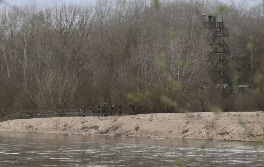 Yunanistan hudut birlikleri sınır hattına siper kazıyor 9