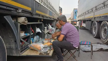 Sıcaklık 49 derece: Sınırda bekleyen TIR şoförlerinin zorlu anları