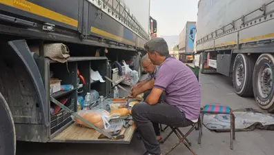 Sıcaklık 49 derece: Sınırda bekleyen TIR şoförlerinin zorlu anları