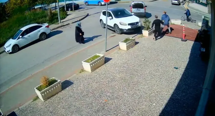 Ayağını gazda unutunca faciadan dönüldü: Ezilmekten son anda kurtuldular! 