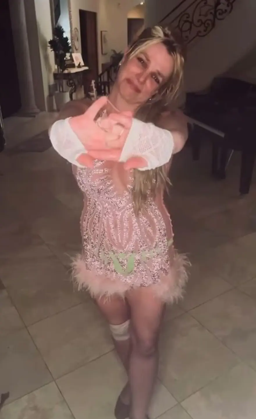 Britney Spears merdivenden düştü: Korkunçtu 4