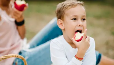Sağlıklı yemek programları izleyen çocuklar sağlıklı atıştırmalıklar yiyor