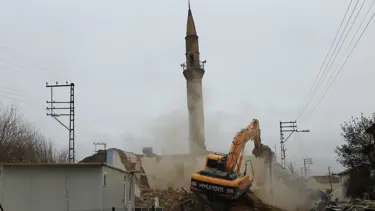 Depremde ağır hasar gören cami ve minaresi iş makinesiyle yıkıldı