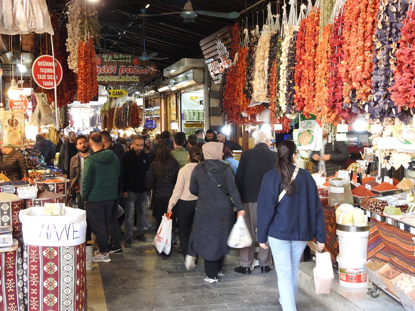 Tarihi çarşılarda bayram hareketliliği