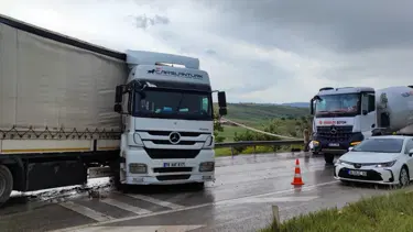 Kayganlaşan yolda makaslayan TIR ulaşımı aksattı