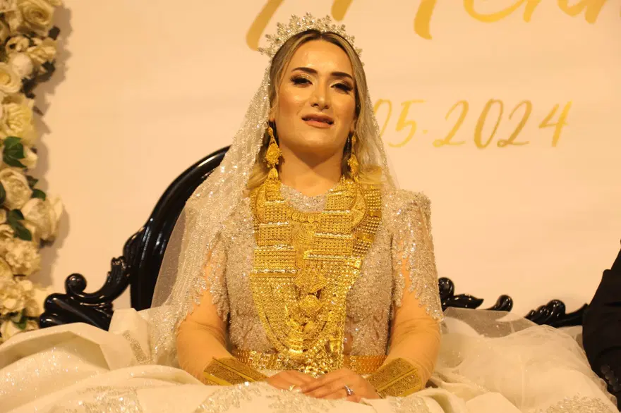 Ağırlığından hareket edemedi: 6 kilo altın ve paralar iki valize sığabildi 5 Ağırlığından hareket edemedi: 6 kilo altın ve paralar iki valize sığabildi 5