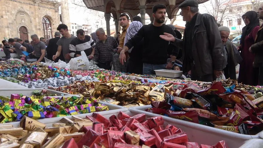 Çeşit çeşit şeker ve kolonyalar tezgahta 5