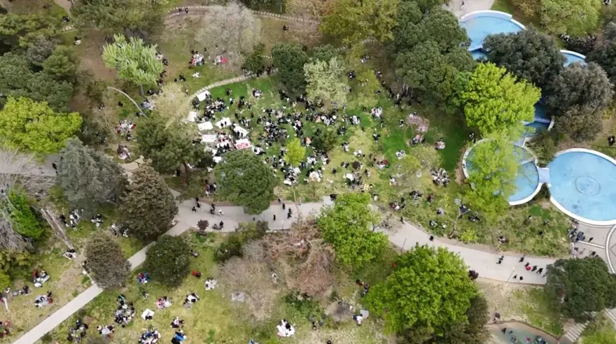 Depremin ardından park ve bahçeler doldu 