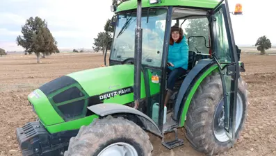 ABD'de akademisyenliği bırakıp, memleketi Burdur'da traktör direksiyonuna geçti