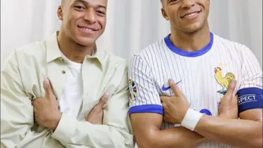 Kylian Mbappe, kendi balmumu heykelini inceledi