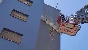Halatı kopan iskelede asılı kaldı