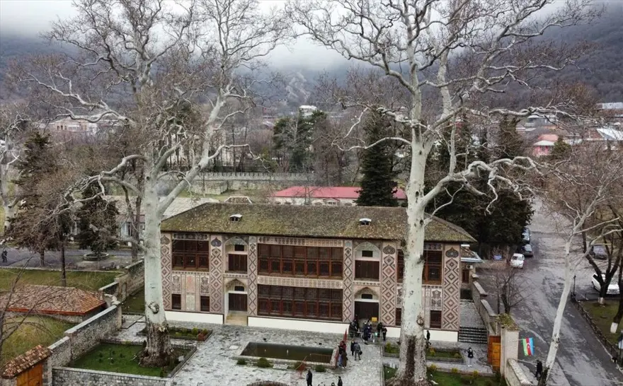 Azerbaycan'ın UNESCO Dünya Miras Listesi'ndeki Şeki Han Sarayı turist akınına uğruyor 