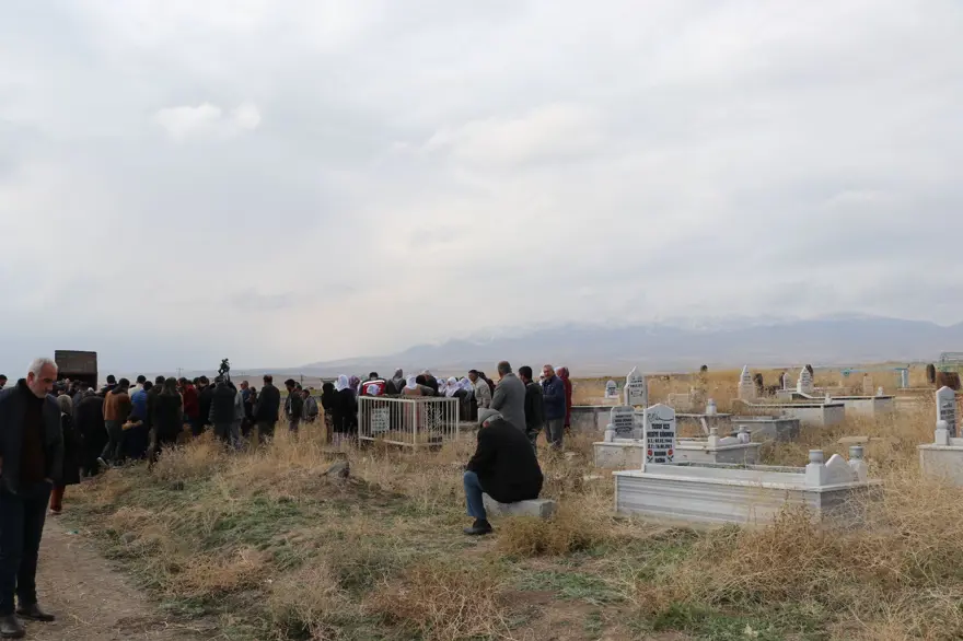 Kuduzdan hayatını kaybeden çocuğa veda 2