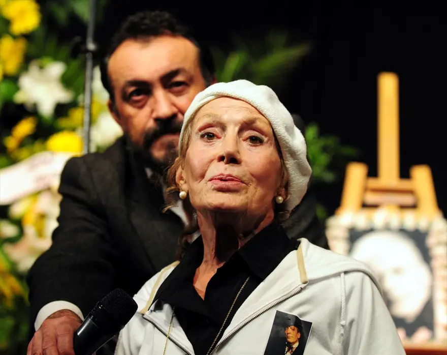 Usta sanatçı Yıldız Kenter son yolculuğuna uğurlandı 17