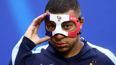 Kylian Mbappe'nin özel maskesine Fransa bayrağı engeli