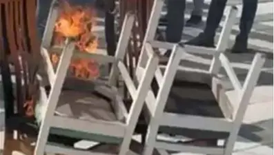 İzmir'de esnaf, kaldırımda masa ve sandalyelerin toplatılmasını protesto etti