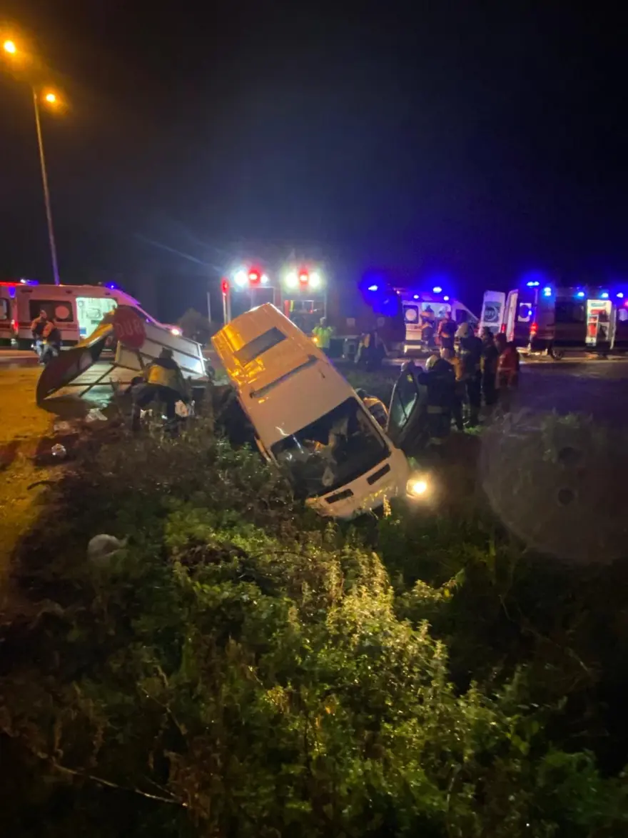 Ölen kişinin yakınlarıcenaze yolunda kaza yaptı: Biri ağır 10 yaralı 3