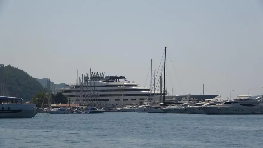 160 metre uzunluğunda, 22 metre genişliğinde, 101 personelivar | Manchester City’nin patronunun süper yatı Marmaris’e demir attı 3